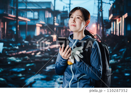 災害が発生し電話が繋がらずに困る女性 災害が発生し電話が繋がらずに困る女性 110287352