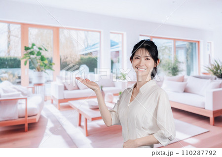 明るいリビングで過ごす若い女性 明るいリビングで過ごす若い女性 110287792