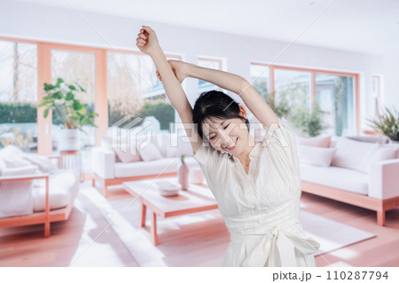 明るいリビングで過ごす若い女性 明るいリビングで過ごす若い女性 110287794