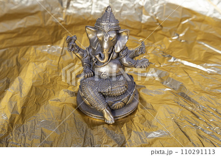 Hindu God Ganesh (Ganesha) Statuette 110291113