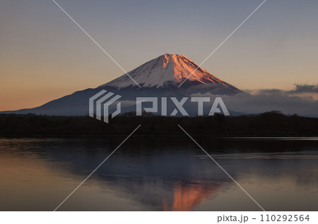 富士山絶景・精進湖より望む夕暮れの逆さ紅富士 110292564