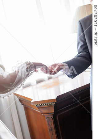 花嫁の手をとる新郎　結婚式	結婚式の準備をする新郎新婦 110292708