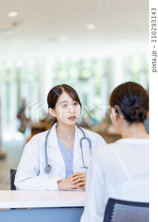 医療施設で診察する女医 医療施設で診察する女医 110293143