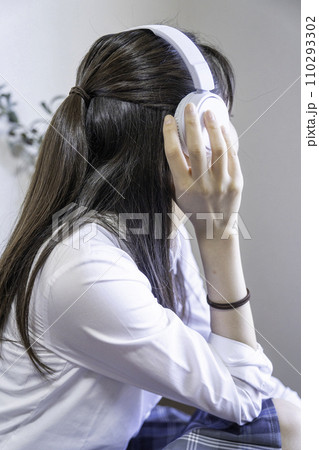 ヘッドホンで音楽を聴く女子高生 ヘッドホンで音楽を聴く女子高生 110293302