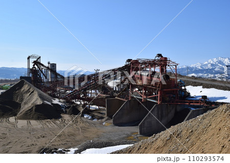 砕石工場 建設資材の生産現場 110293574