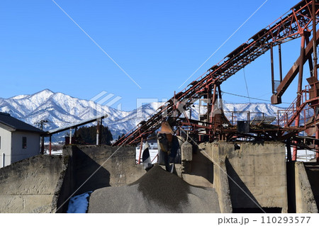 砕石工場 建設資材の生産現場 110293577