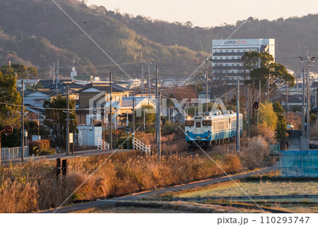 【牟岐線】中田駅で朝日を浴びる普通列車 110293747