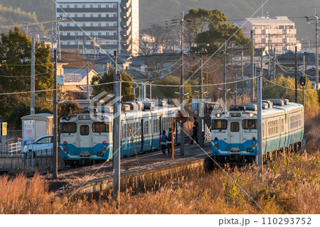 【牟岐線】中田駅で朝日を浴びる普通列車 【牟岐線】中田駅で朝日を浴びる普通列車 110293752