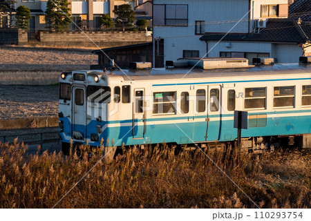 【牟岐線】中田駅を発車する普通列車 【牟岐線】中田駅を発車する普通列車 110293754
