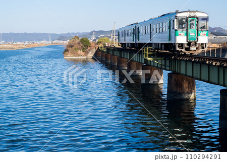 【牟岐線】阿南駅へ向かう普通列車 【牟岐線】阿南駅へ向かう普通列車 110294291