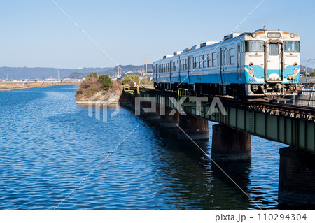 【牟岐線】徳島駅へ向かう普通列車 【牟岐線】徳島駅へ向かう普通列車 110294304