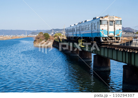 【牟岐線】徳島駅へ向かう普通列車 【牟岐線】徳島駅へ向かう普通列車 110294307