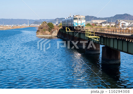 【牟岐線】徳島駅へ向かう普通列車 【牟岐線】徳島駅へ向かう普通列車 110294308