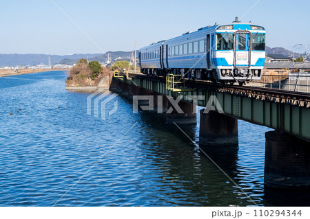 【牟岐線】牟岐駅へ向かう臨時特急やくおうじ1号 【牟岐線】牟岐駅へ向かう臨時特急やくおうじ1号 110294344