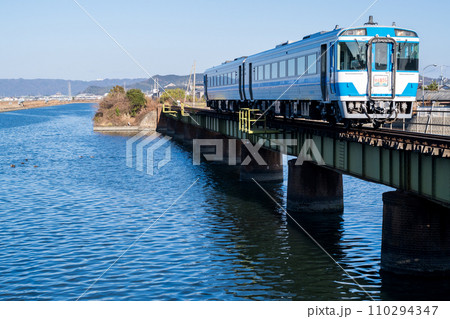 【牟岐線】牟岐駅へ向かう臨時特急やくおうじ1号 【牟岐線】牟岐駅へ向かう臨時特急やくおうじ1号 110294347