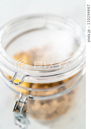 Making light brown sugar soft again with an apple core. 110294667