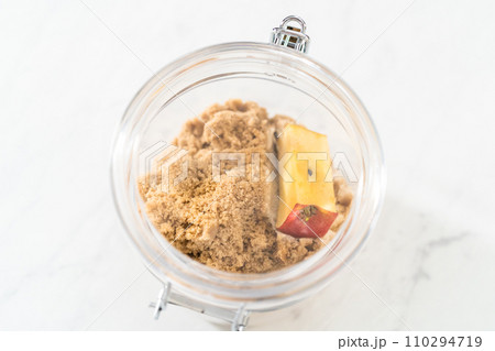 Making light brown sugar soft again with an apple core. 110294719