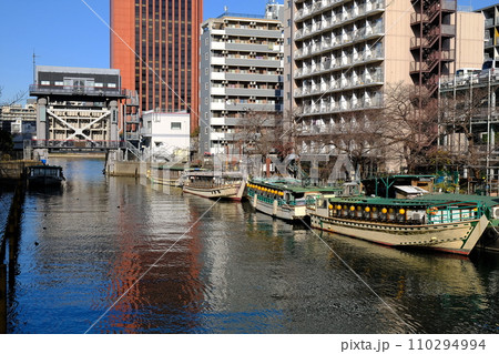 東京都中央区　月島川　屋形船と水門のある風景 110294994