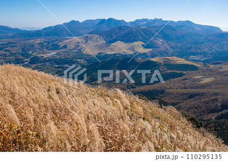 涌蓋山登山「涌蓋山から望むくじゅう連山」 涌蓋山登山「涌蓋山から望むくじゅう連山」 110295135
