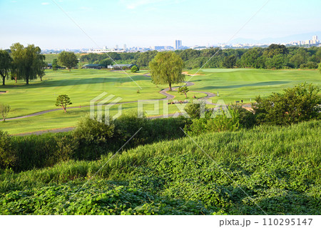 ゴルフ場　荒川河川敷　上江橋付近から真夏の風景　　 110295147