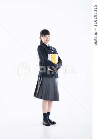 女子中学生　ポートレート　白バック　女の子　中学生　カメラ目線 110295315