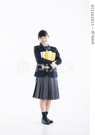 女子中学生 ポートレート 白バック 女の子 中学生 カメラ目線 女子中学生 ポートレート 白バック 女の子 中学生 カメラ目線 110295318