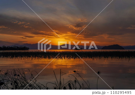 琵琶湖岸から見た幻想的な夕焼けの情景 琵琶湖岸から見た幻想的な夕焼けの情景 110295495