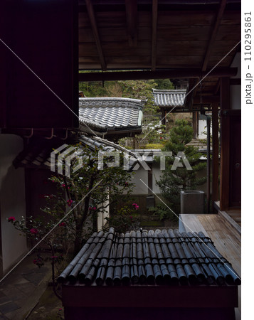 お寺の竹井戸蓋と庭の風景 110295861