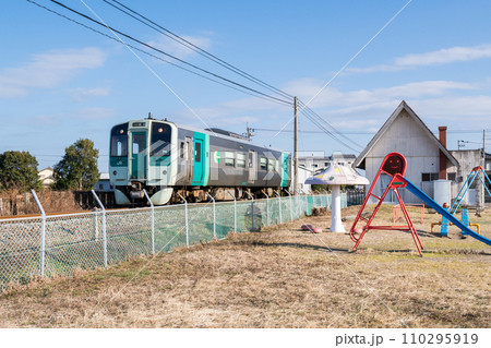 【牟岐線】公園の横を通過する普通列車 110295919