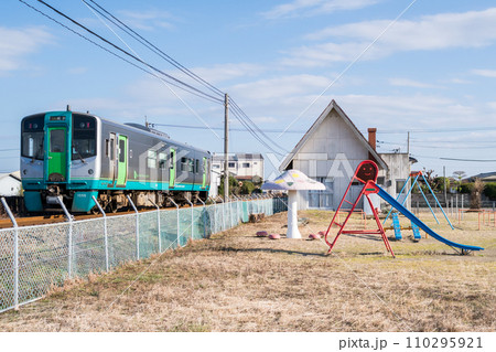 【牟岐線】公園の横を通過する普通列車 【牟岐線】公園の横を通過する普通列車 110295921