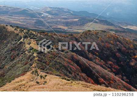 涌蓋山登山「涌蓋山山頂から望む紅葉」 涌蓋山登山「涌蓋山山頂から望む紅葉」 110296258