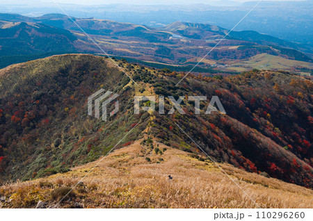 涌蓋山登山「涌蓋山山頂直下から望む女岳」 110296260