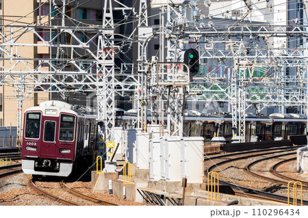 【宝塚本線】梅田駅へ向かう普通列車 【宝塚本線】梅田駅へ向かう普通列車 110296434