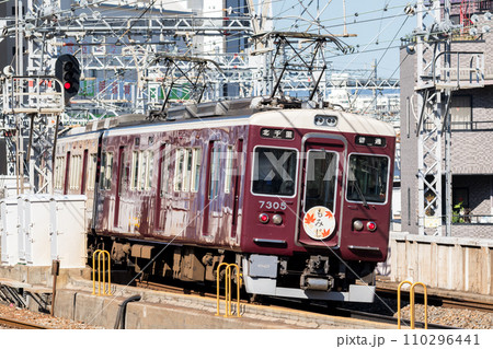 【京都本線】北千里方面へ向かう普通列車 【京都本線】北千里方面へ向かう普通列車 110296441
