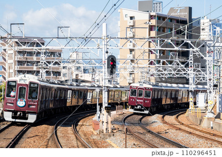 【神戸本線】三宮方面へ向かう普通列車 【神戸本線】三宮方面へ向かう普通列車 110296451