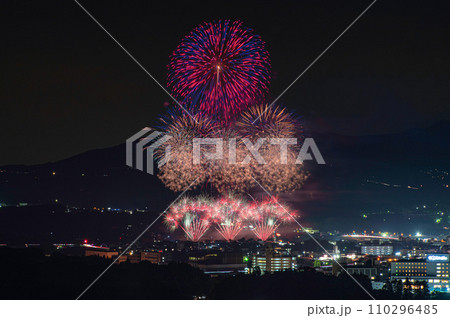 高台から望む玉名花火大会 110296485