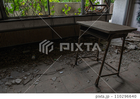使われなくなった廃小学校の教室 使われなくなった廃小学校の教室 110296640