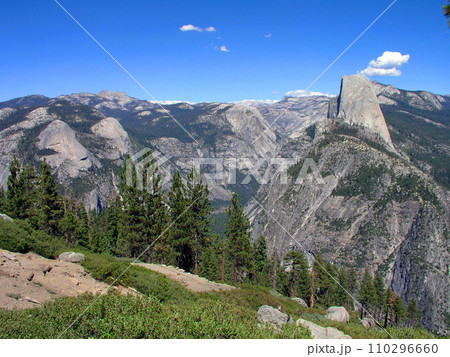 アメリカ合衆国　世界遺産　ヨセミテ国立公園　レイシャーポイントからテナヤ渓谷とグハーフドームの景観 110296660