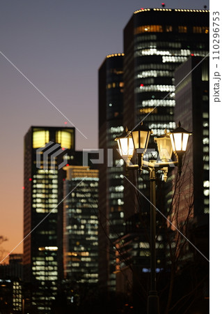 夕方点灯する中之島公園の街灯 110296753