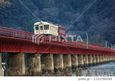 赤い鉄橋(由良川鉄橋)を渡る丹鉄KTR703とKTR702 赤い鉄橋(由良川鉄橋)を渡る丹鉄KTR703とKTR702 110296886