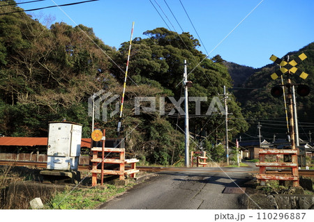 晴れた日の田舎の古い踏切 晴れた日の田舎の古い踏切 110296887