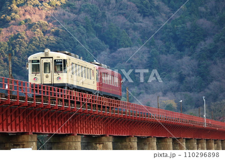 赤い鉄橋(由良川鉄橋)を渡る丹鉄KTR703とKTR702 110296898