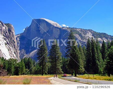 アメリカ合衆国 世界遺産 ヨセミテ国立公園 ヨセミテ渓谷 サイクリングロードから見上げるハーフドーム アメリカ合衆国 世界遺産 ヨセミテ国立公園 ヨセミテ渓谷 サイクリングロードから見上げるハーフドーム 110296926