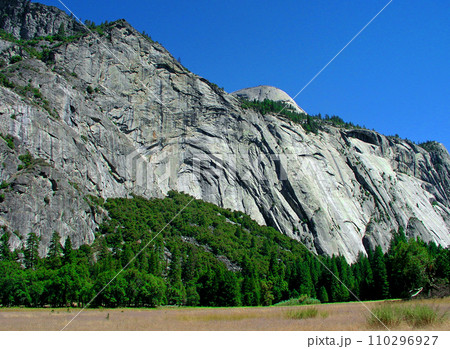 アメリカ合衆国 世界遺産 ヨセミテ国立公園 ヨセミテ渓谷から見上げるローヤルアーチとノース ドーム アメリカ合衆国 世界遺産 ヨセミテ国立公園 ヨセミテ渓谷から見上げるローヤルアーチとノース ドーム 110296927