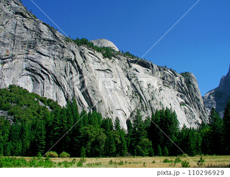 アメリカ合衆国 世界遺産 ヨセミテ国立公園 ヨセミテ渓谷から見上げるローヤルアーチはノース ドー アメリカ合衆国 世界遺産 ヨセミテ国立公園 ヨセミテ渓谷から見上げるローヤルアーチはノース ドー 110296929