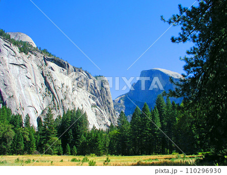 アメリカ合衆国 世界遺産 ヨセミテ国立公園 ヨセミテ渓谷から見上げるローヤルアーチとハーフドーム アメリカ合衆国 世界遺産 ヨセミテ国立公園 ヨセミテ渓谷から見上げるローヤルアーチとハーフドーム 110296930