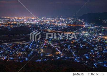萱野山(地王山)から望む福山市の夜景 萱野山(地王山)から望む福山市の夜景 110297007