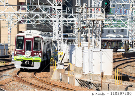 【宝塚本線】梅田駅へ向かう普通列車 【宝塚本線】梅田駅へ向かう普通列車 110297280