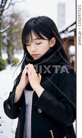AI画像　雪の降る神社でお祈りする若い女性 110297321