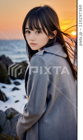 AI画像　夕暮れの冬の海で寂しそうに振り返る若い女性 110297360